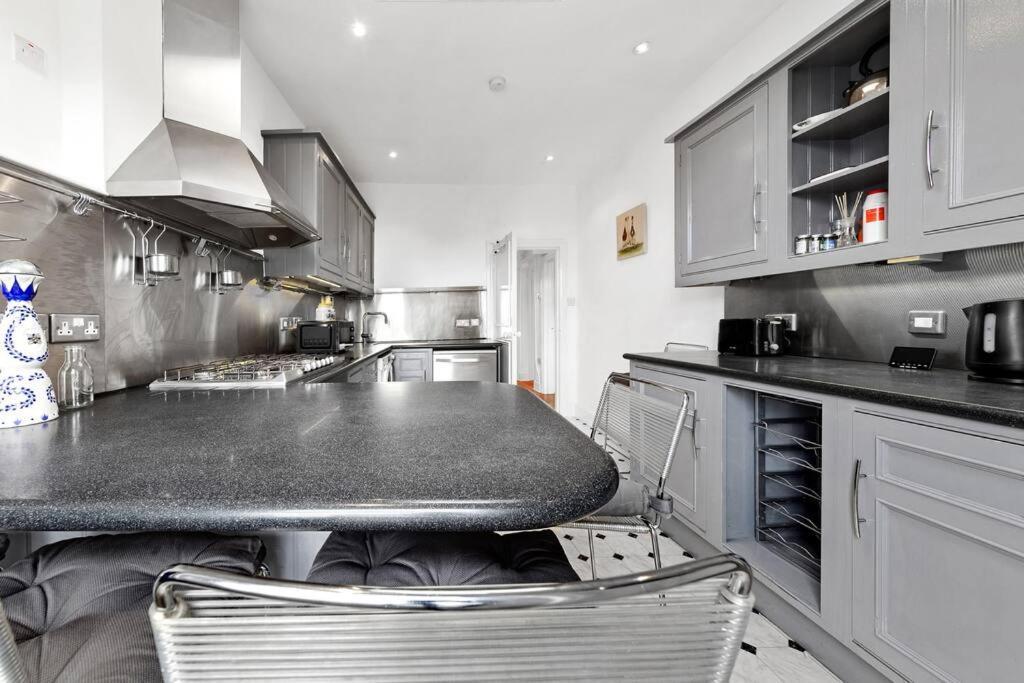 Spacious Sleep 11 With Terrace In Earls Court Ec99 London Exterior photo